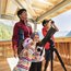 Frau und Kinder beobachten die Natur mit Fernglas und Teleskop auf Aussichtsplattform